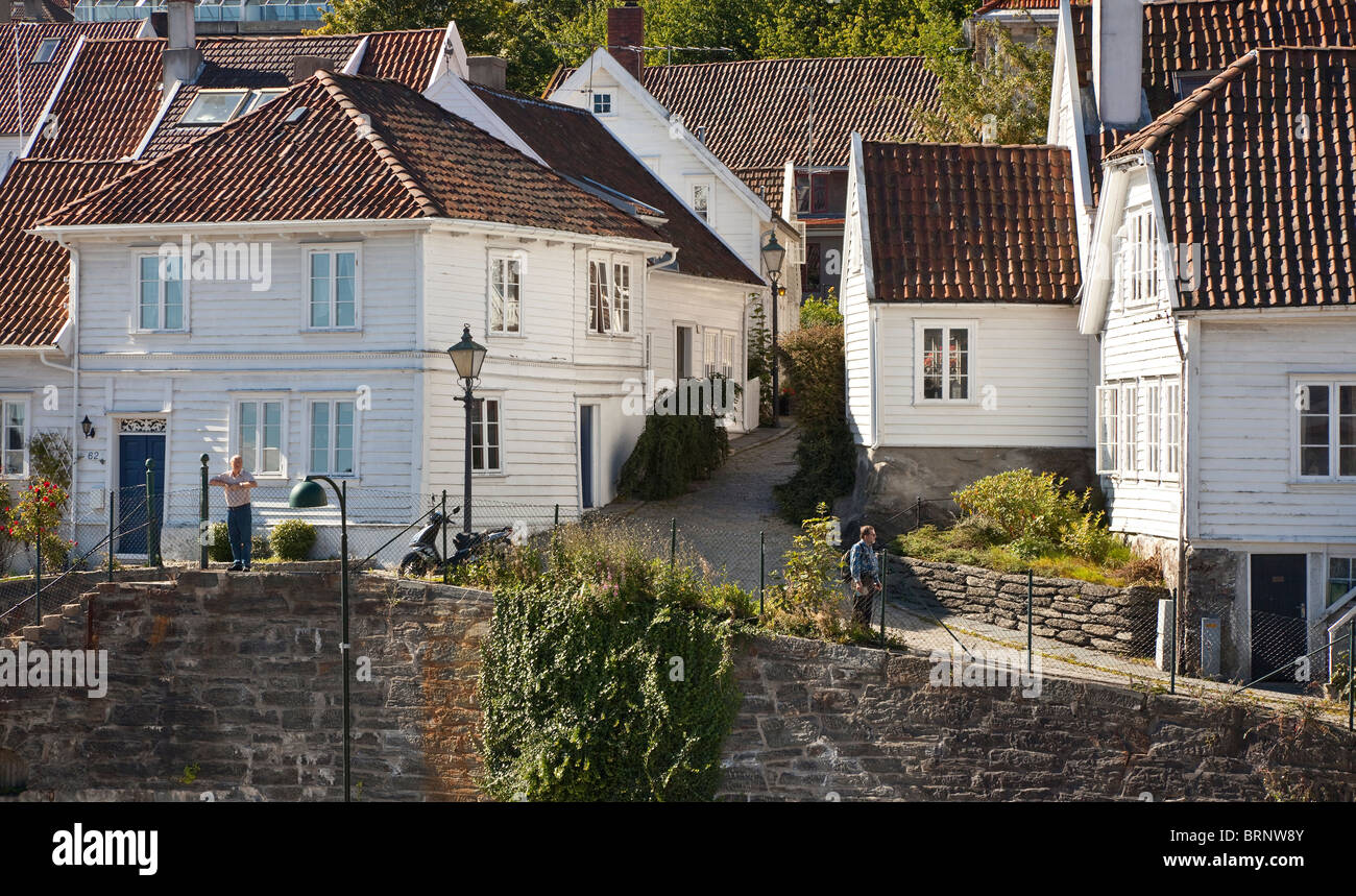 Gamle Stavanger, parte della vecchia città di Stavanger, bianco imbarcati case, scena del porto Foto Stock