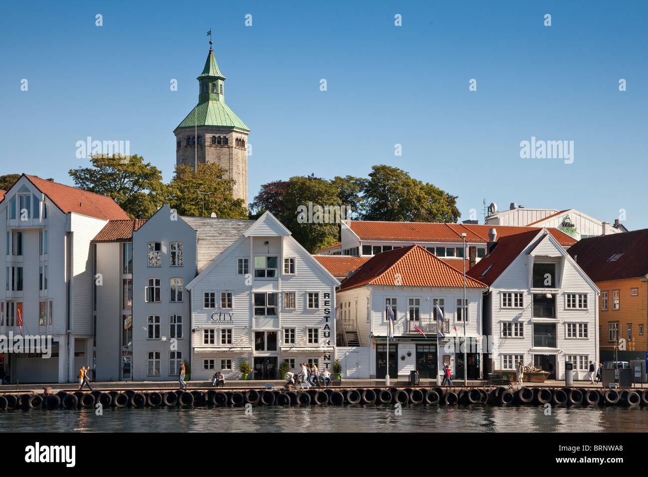Gamle Stavanger, parte della vecchia città di Stavanger, bianco imbarcati case, scena del porto Foto Stock