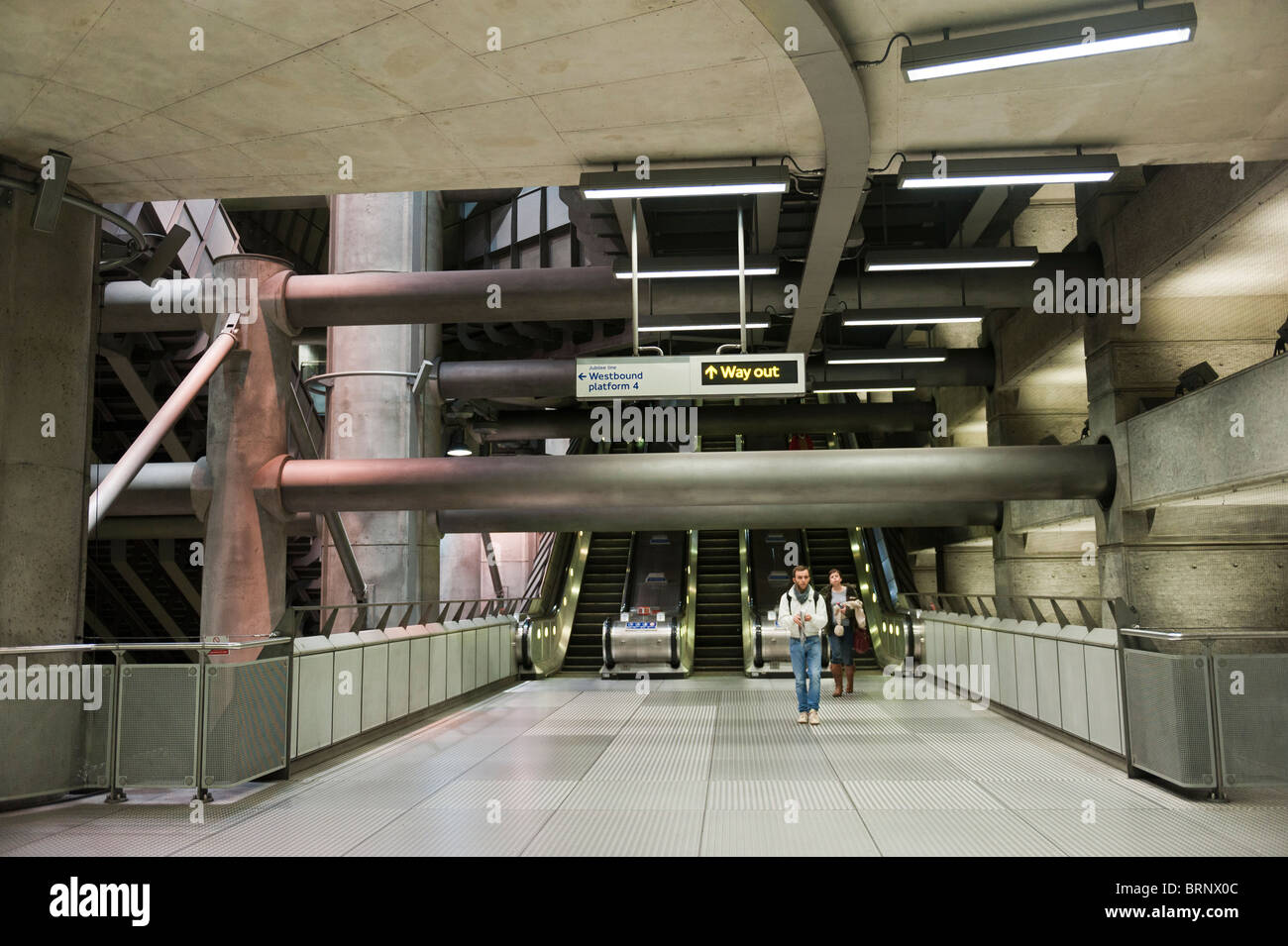 Le strutture di supporto e scale mobili della metropolitana di Londra, sulla linea Jubilee fino alla stazione di Westminster Foto Stock