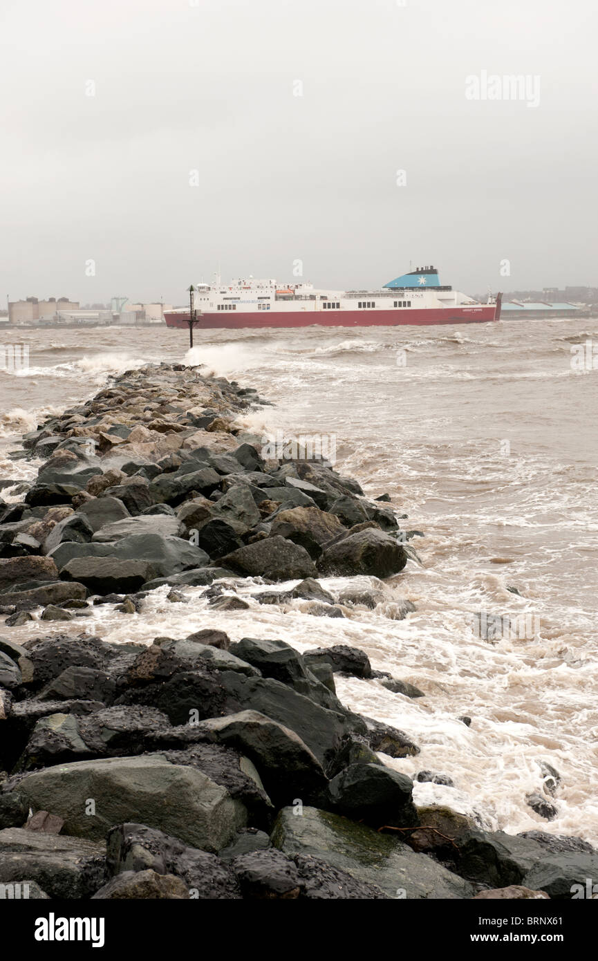 Nave e frangiflutti in tempesta fiume Mersey Liverpool Regno Unito Foto Stock