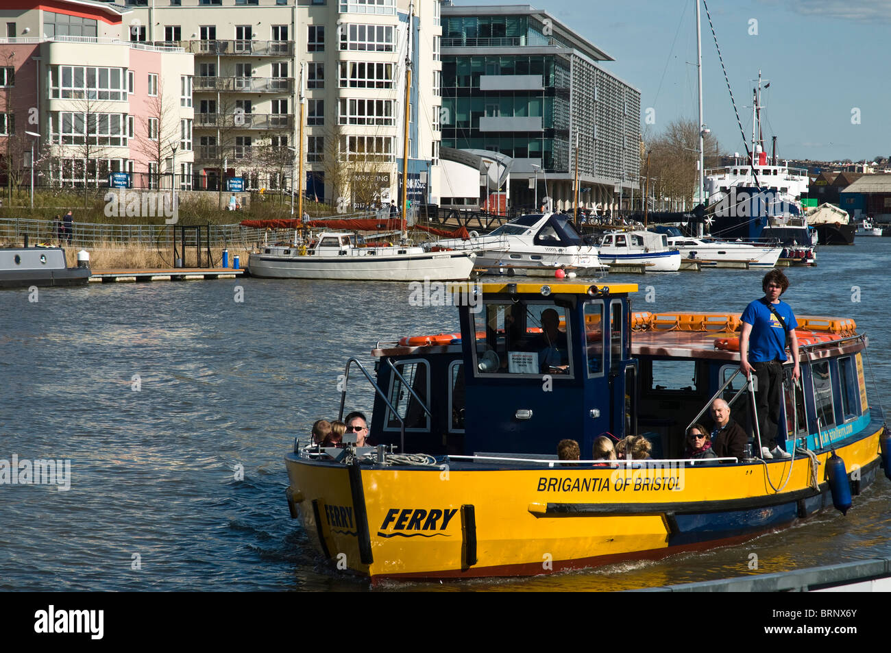 Dh porto di Bristol Bristol Bristol DOCKS nave traghetto galleggiante sul lungomare del porto dei traghetti di Bristol water taxi traghetti Foto Stock