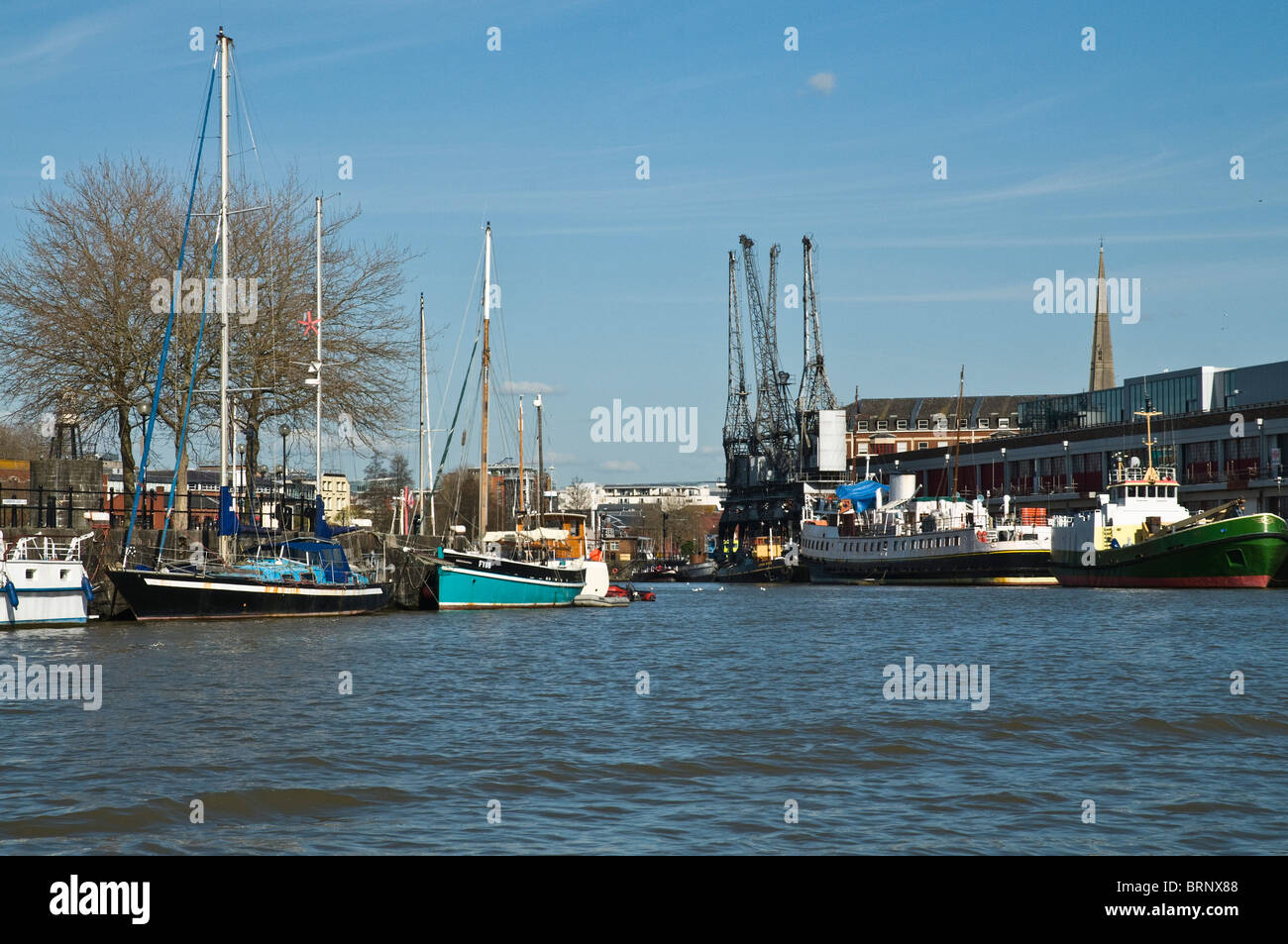 Dh porto di Bristol Bristol Bristol DOCKS Floating Harbour waterfront navi barche e yacht Foto Stock