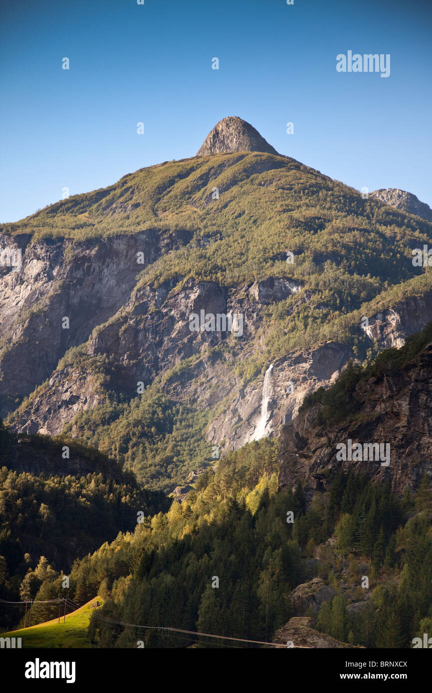 Cascata nella pittoresca valle di Flåm, Norvegia. Foto Stock