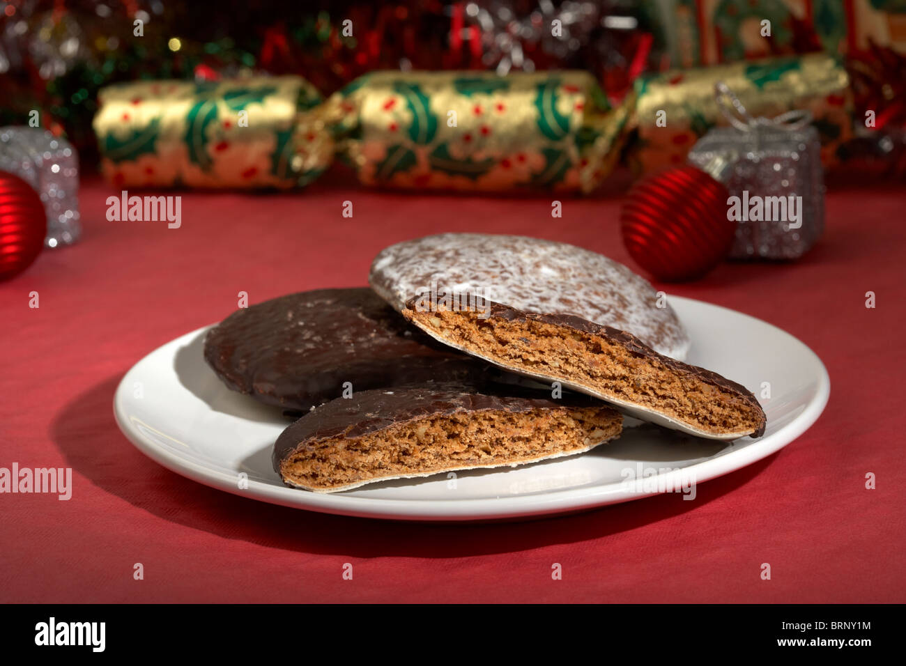 Piastra di Norimberga biscotti di panpepato lasciato fuori a Natale per santa Foto Stock