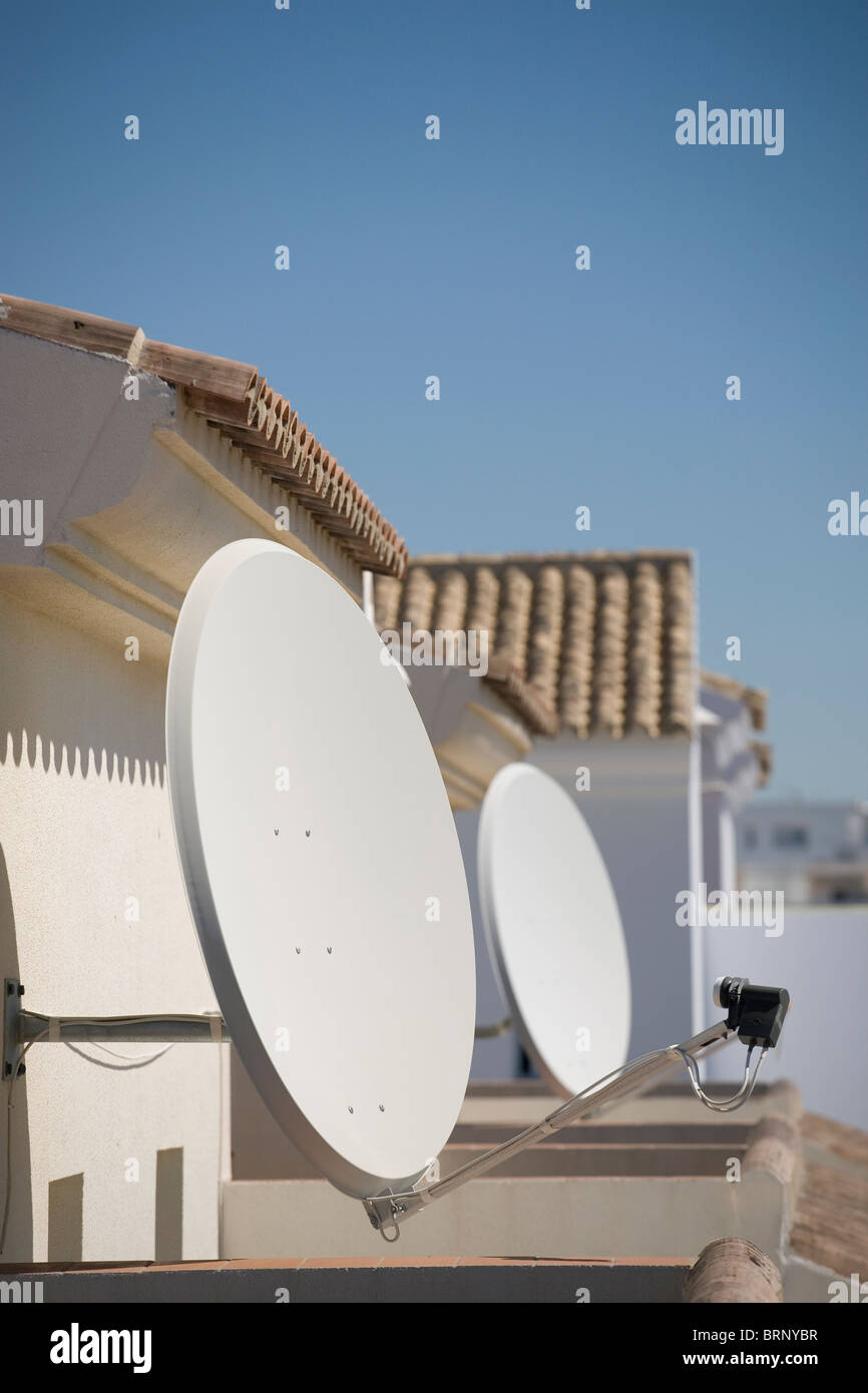 Spagna parabola satellitare piatti tetto tv blue sky house Foto Stock