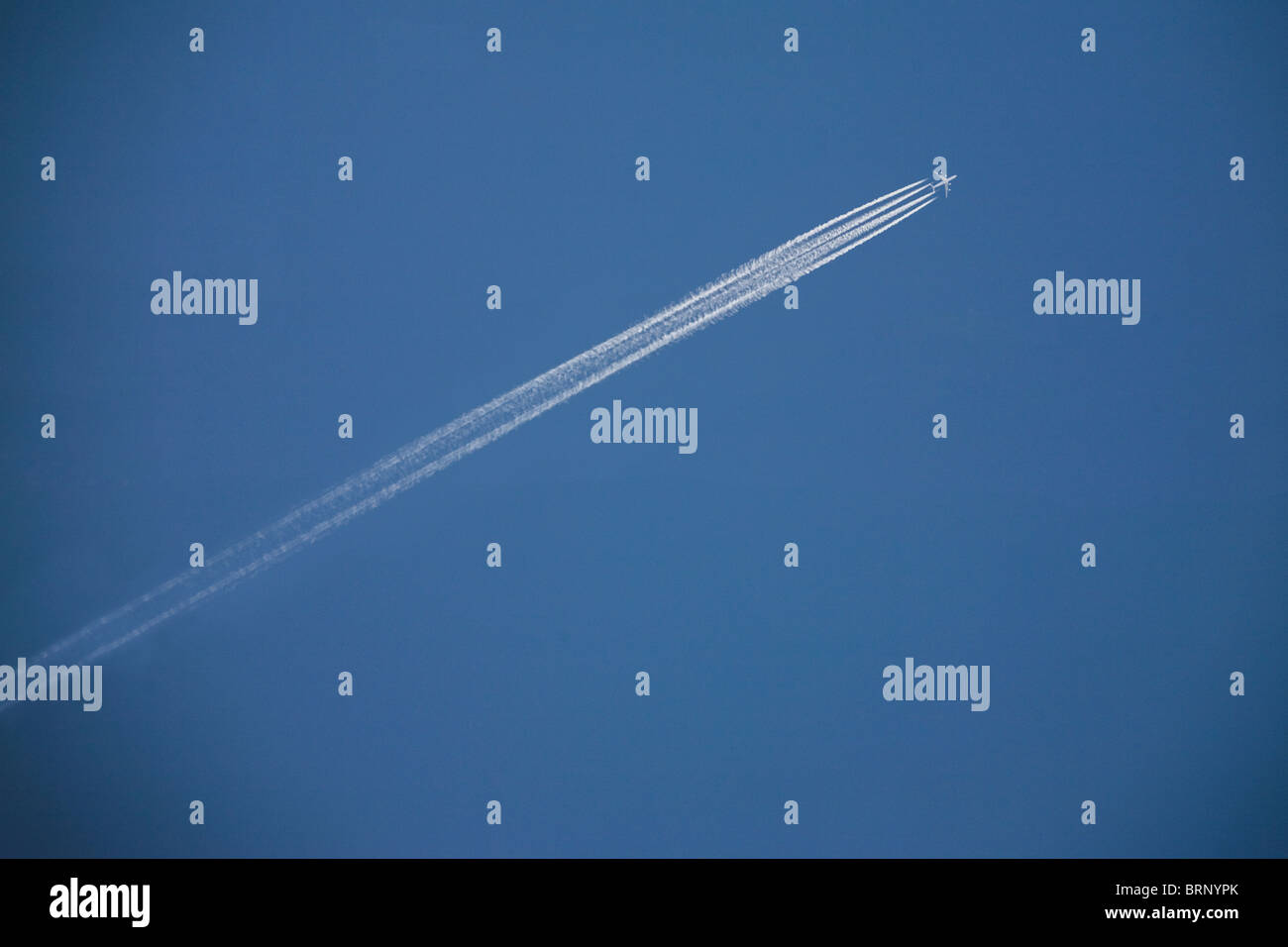Il passeggero jet blue sky bianco sentiero di condensazione Foto Stock
