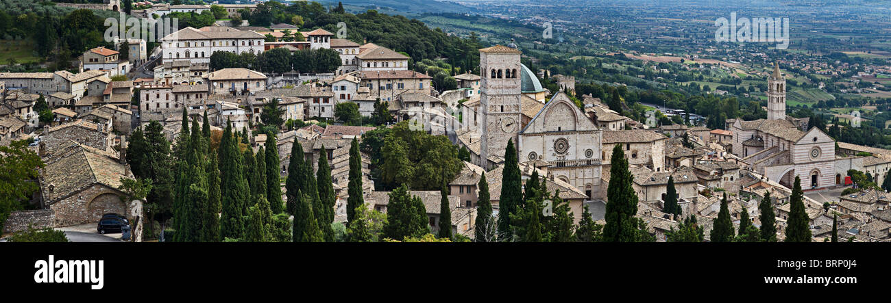 Vista panoramica di Assisi Cattedrale di San Rufino e Basilica di Santa Chiara, Umbria, Italia Foto Stock
