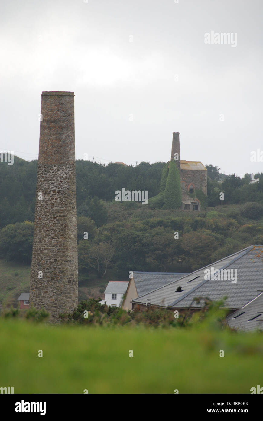 Alcune vecchie miniere di stagno nelle vicinanze Cornish Coast Foto Stock