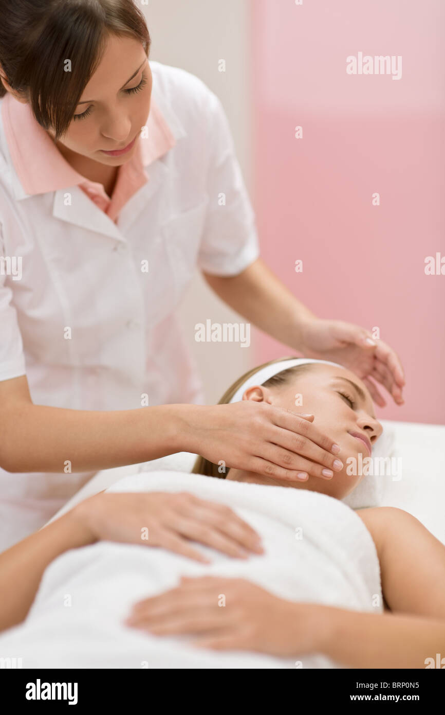 Cura del corpo - la donna ricevono lussuoso massaggio viso al day spa Foto Stock