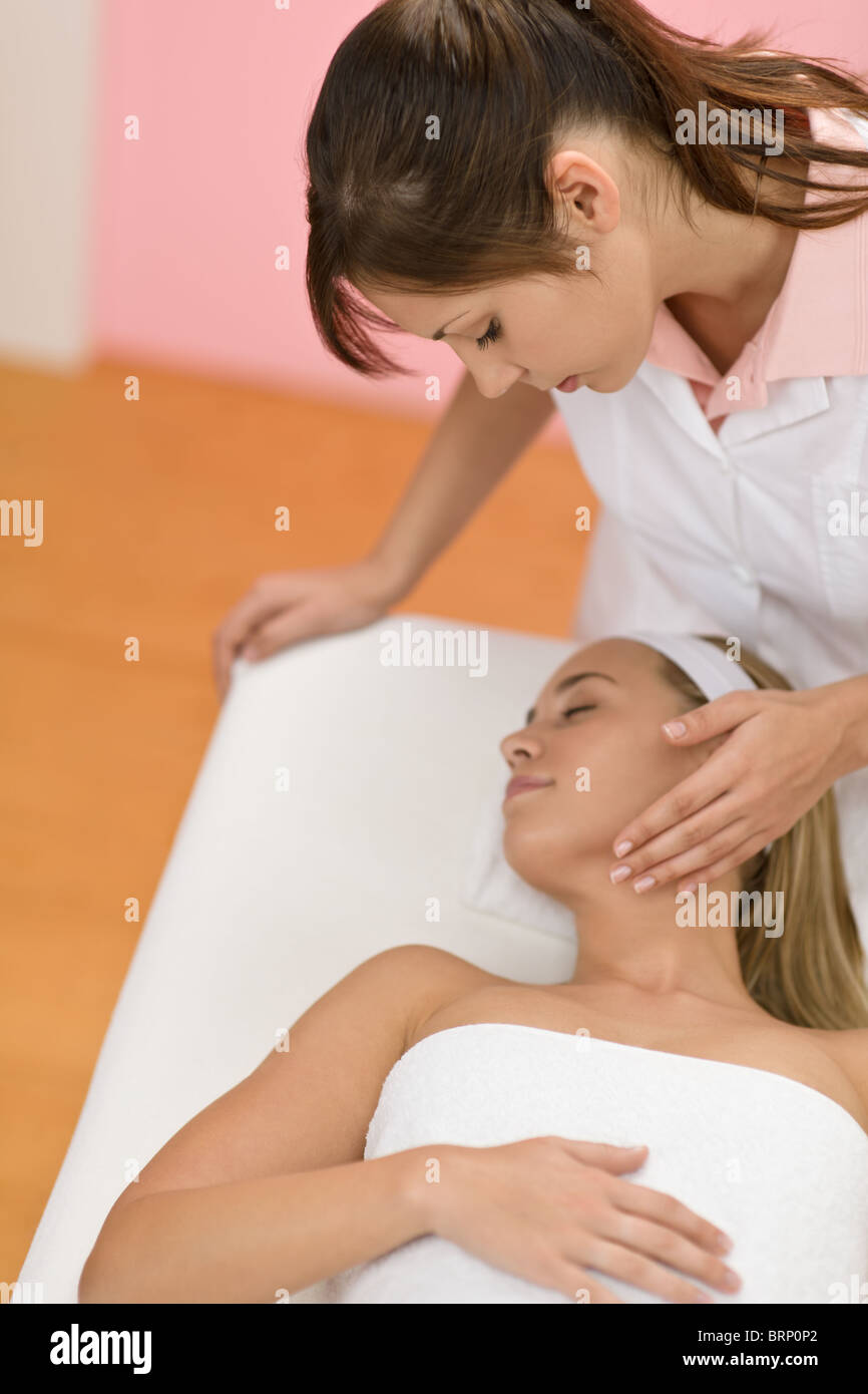 Cura del corpo - la donna ricevono lussuoso massaggio viso al day spa Foto Stock