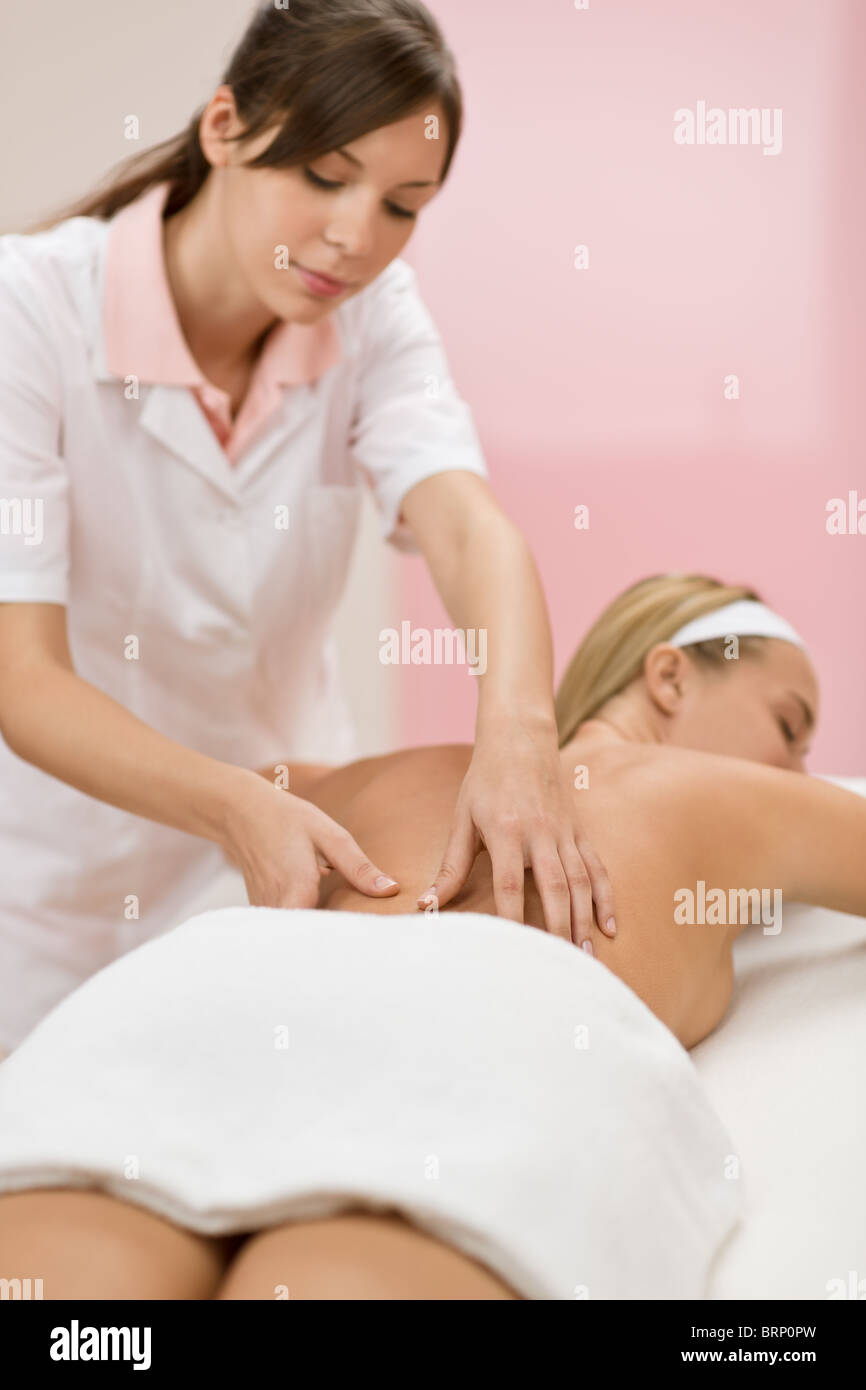 Cura del corpo - donna massaggio alla schiena in day spa Foto Stock