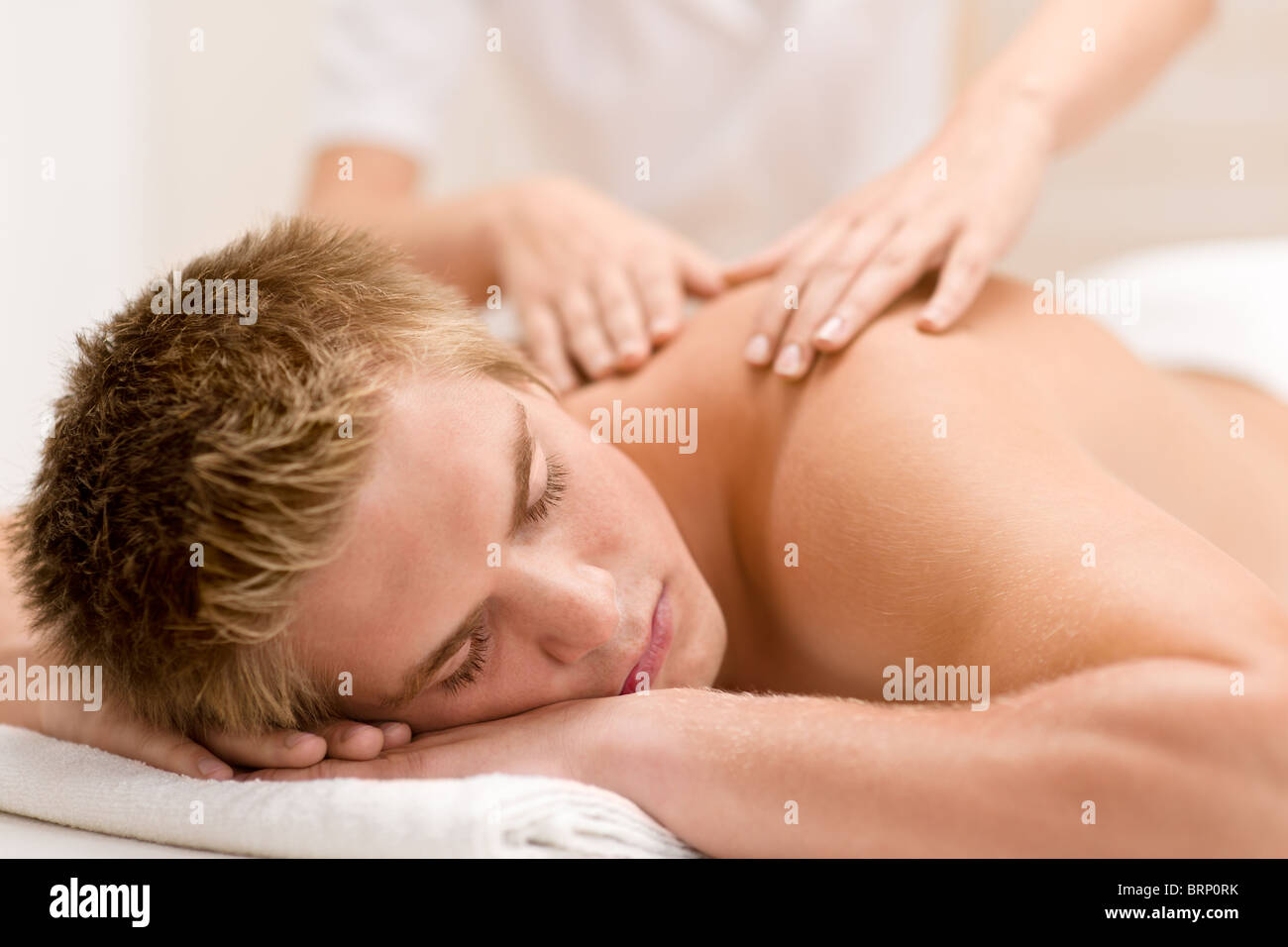 Uomo di lusso con massaggio alla schiena nel centro spa Foto Stock
