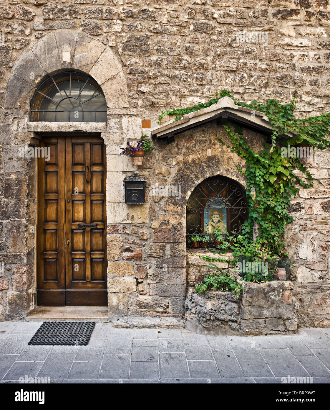 Vecchia casa porta, Assisi, Umbria, Italia Foto Stock