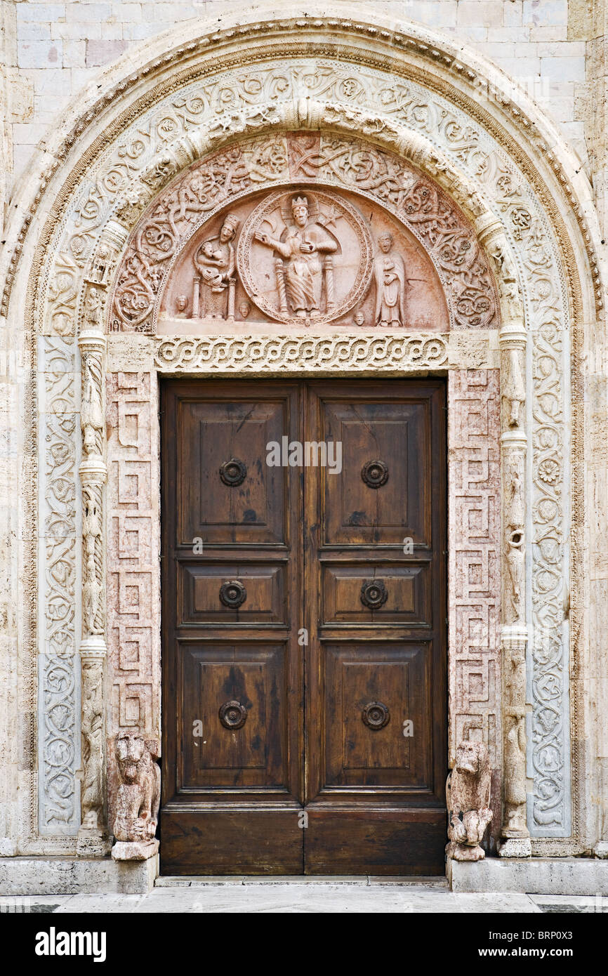 La Cattedrale di San Rufino porta, Assisi, Umbria, Italia Foto Stock