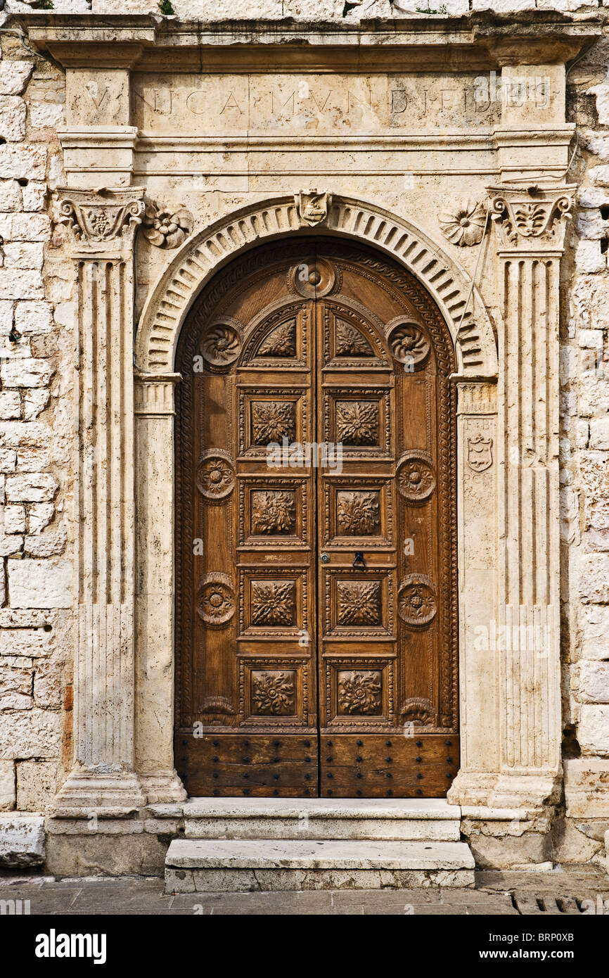 Torre del Popolo porta, Assisi, Umbria, Italia Foto Stock