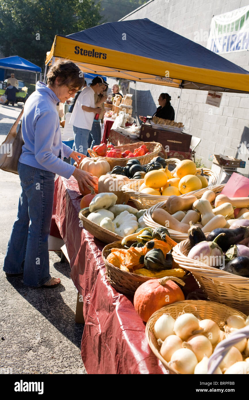 Sabato Mercato degli Agricoltori sulla Strip District, Penn Avenue, Pittsburgh, Pennsylvania Foto Stock
