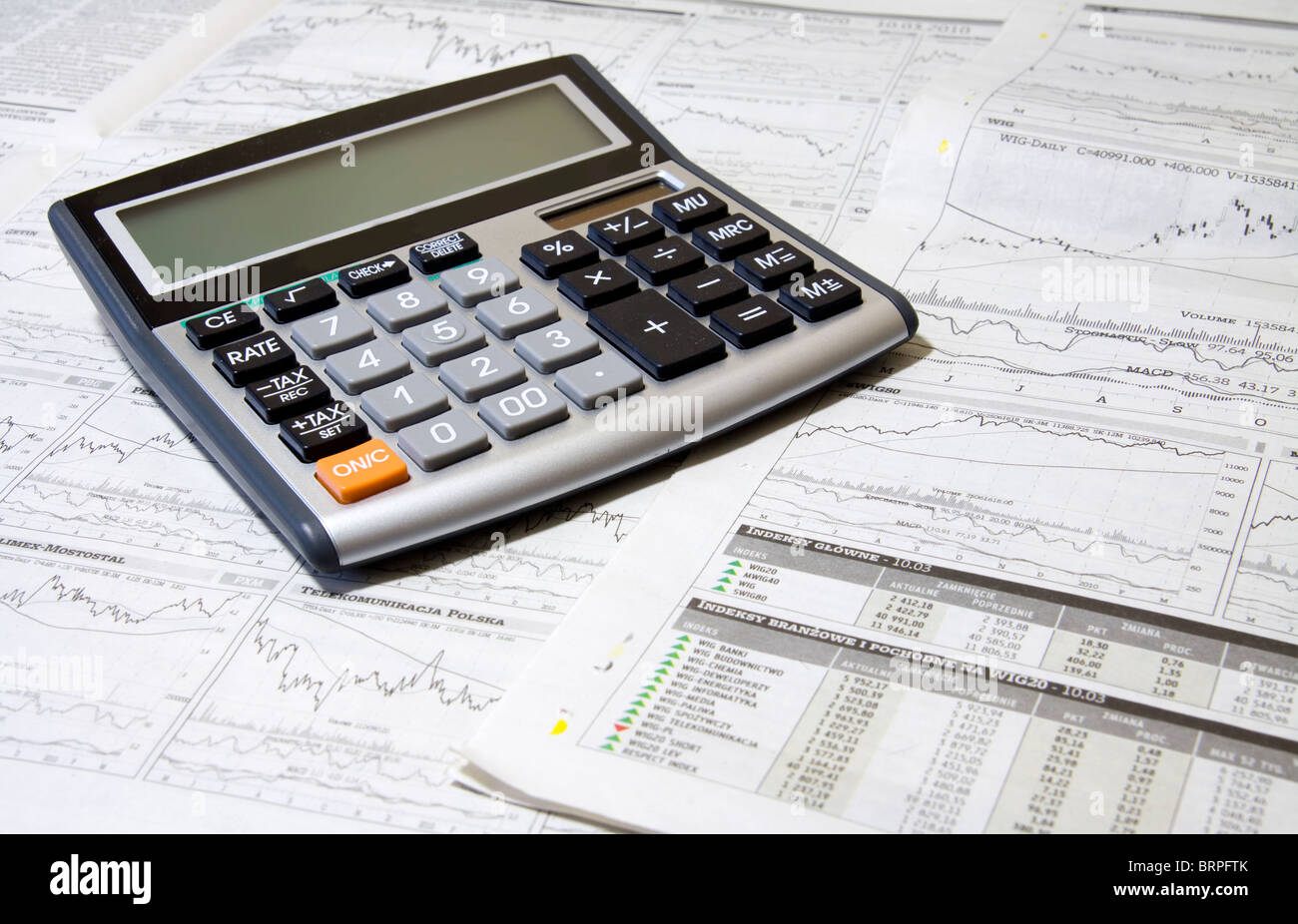 La calcolatrice su un Newpaper finanziario. Girato in studio. Foto Stock