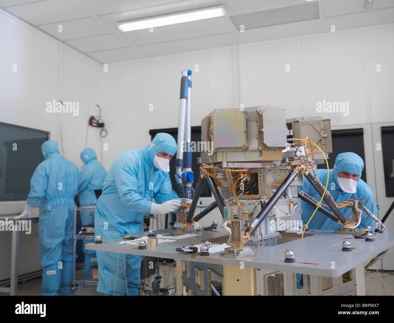 Lavoratori la costruzione di parabola satellitare Foto Stock