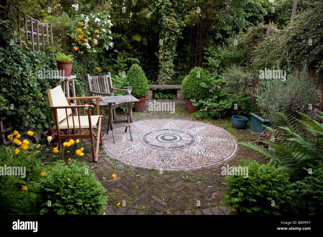 Vasi con fiori e un giardino inglese Foto Stock