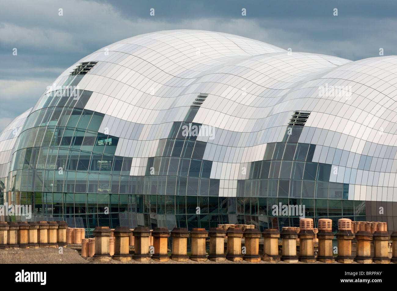 La Salvia edificio in Newcastle su Tyne visto sopra il vecchio comignoli. In Inghilterra. Foto Stock