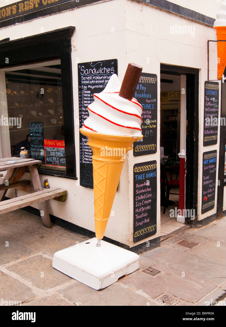 Giant cono gelato modello al di fuori di un negozio England Regno Unito Foto Stock