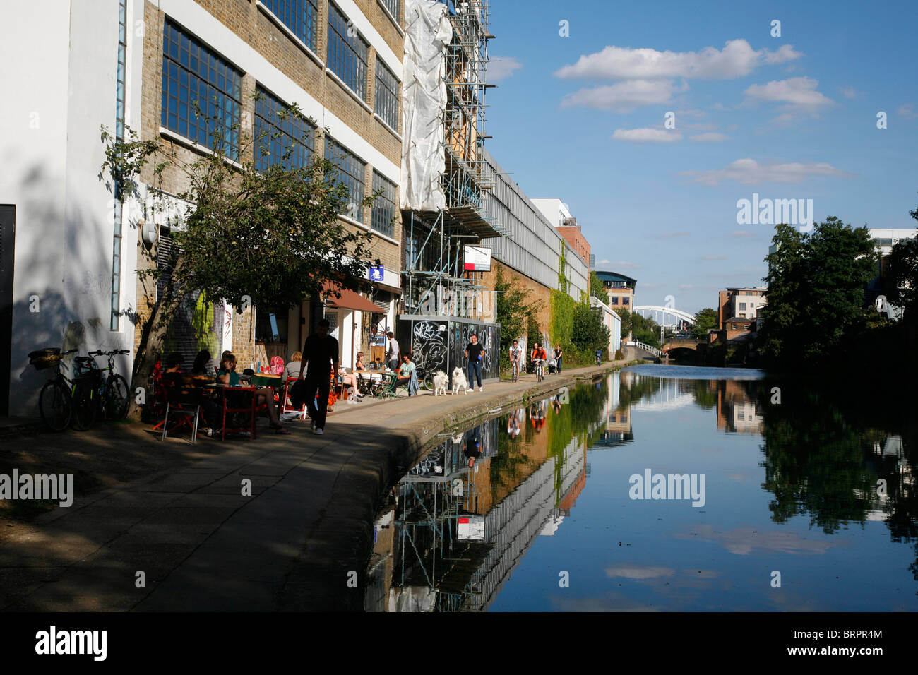 Percorso di traino ristorante sul Regent's Canal a De Beauvoir Town, Londra, Regno Unito Foto Stock