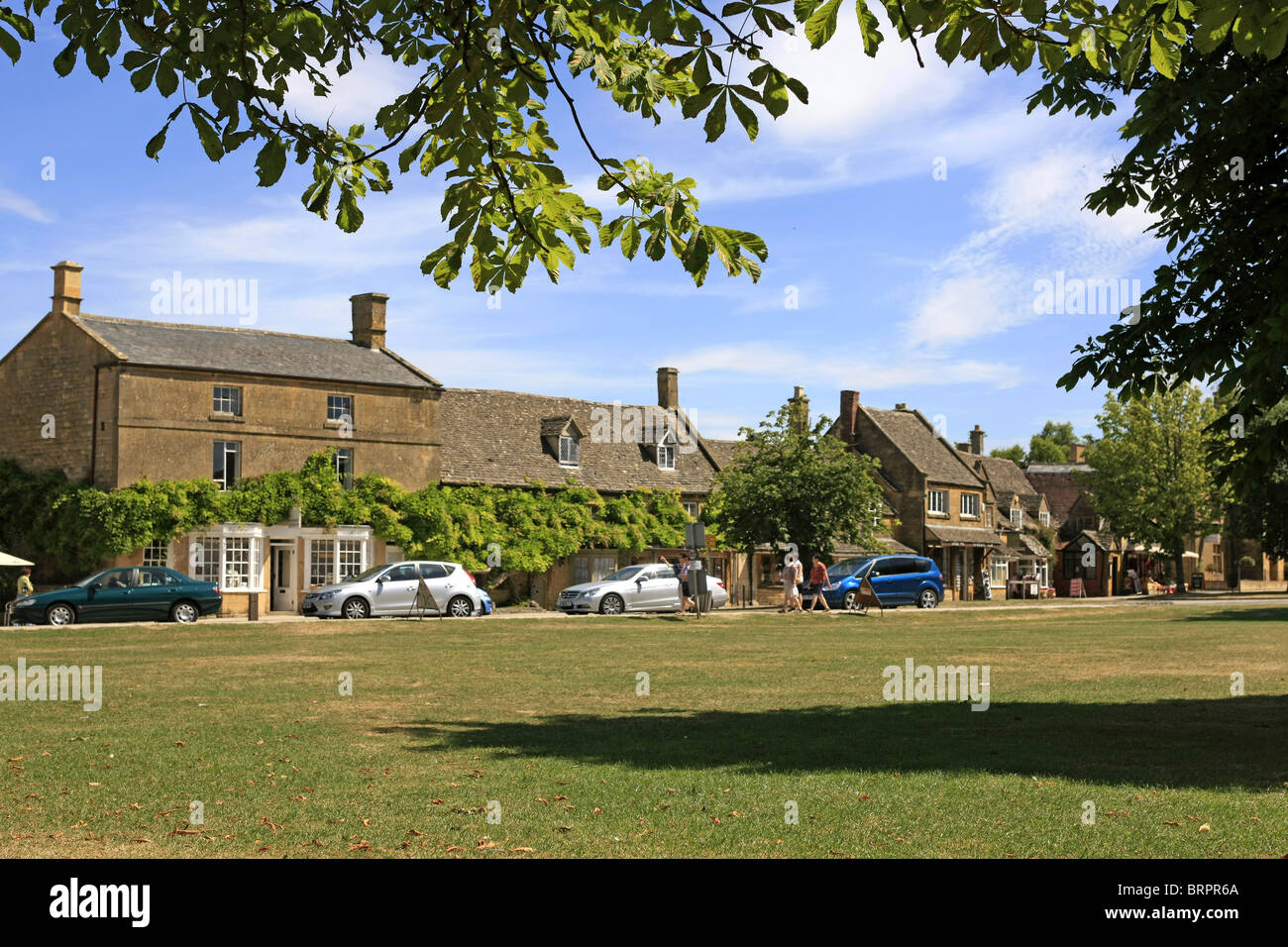 Una strada principale in questo minuscolo borgo in Worcestershire sul bordo del Cotswolds Foto Stock