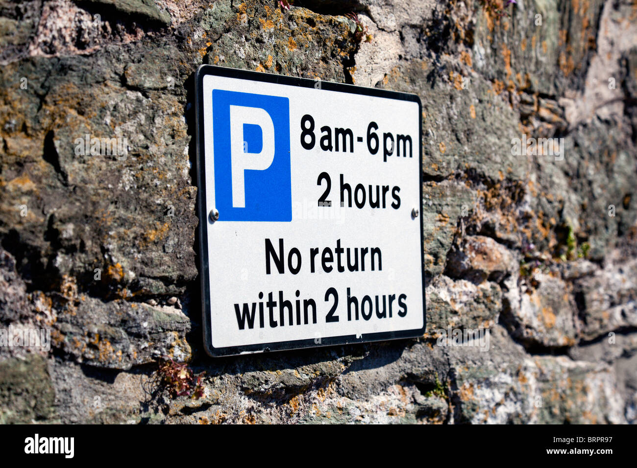 Avviso di limitazione del parcheggio fissato a Stone Wall, Salcombe, Devon, Inghilterra, Regno Unito Foto Stock