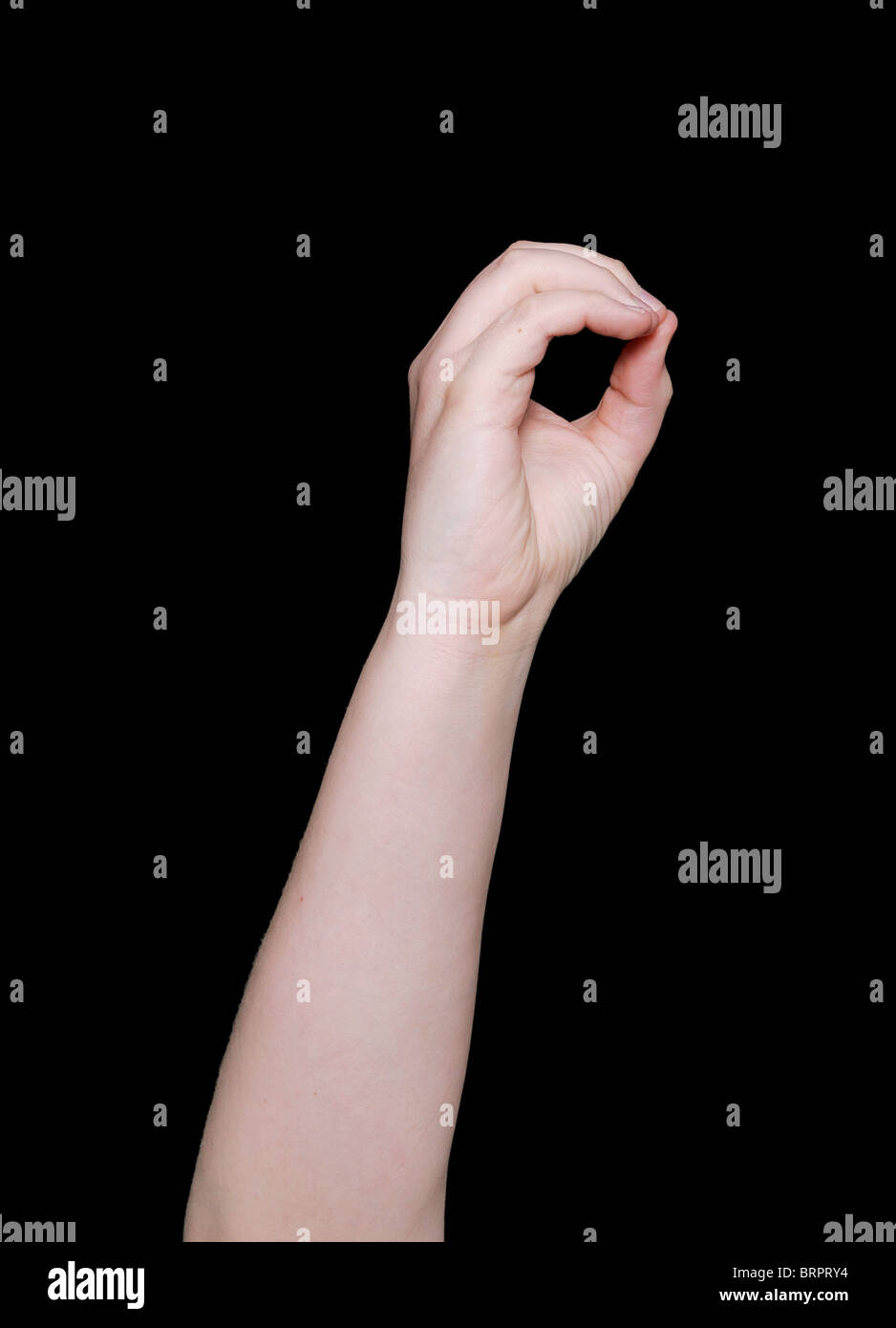 La lettera o nel linguaggio dei segni su sfondo nero Foto Stock