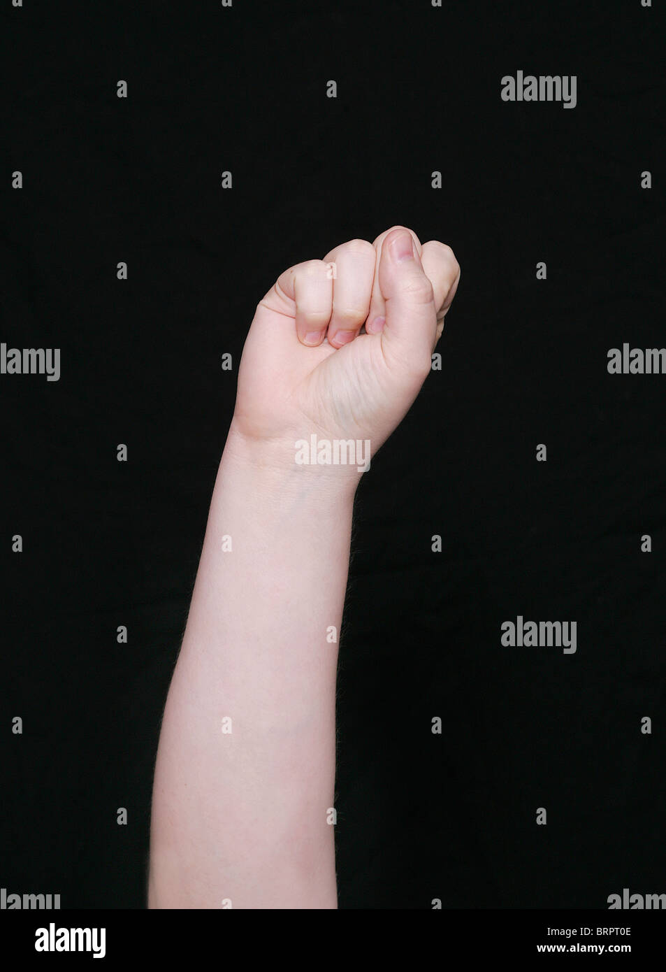 La lettera s nel linguaggio dei segni su sfondo nero Foto Stock