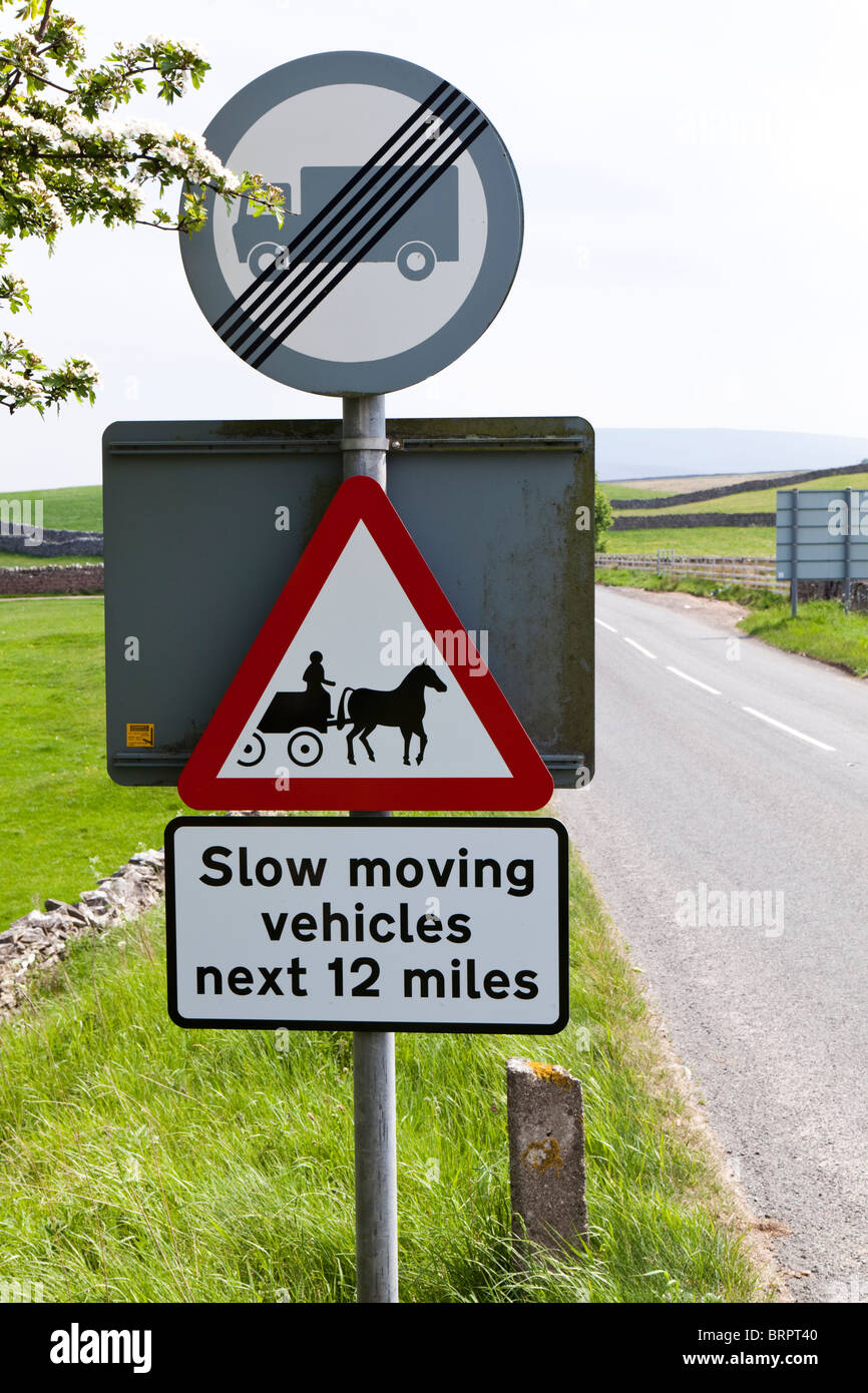 Segno sulla A683 NE di York, Cumbria avvertimento del lento movimento cavallo e i veicoli che viaggiano a Appleby Horse Fair Foto Stock