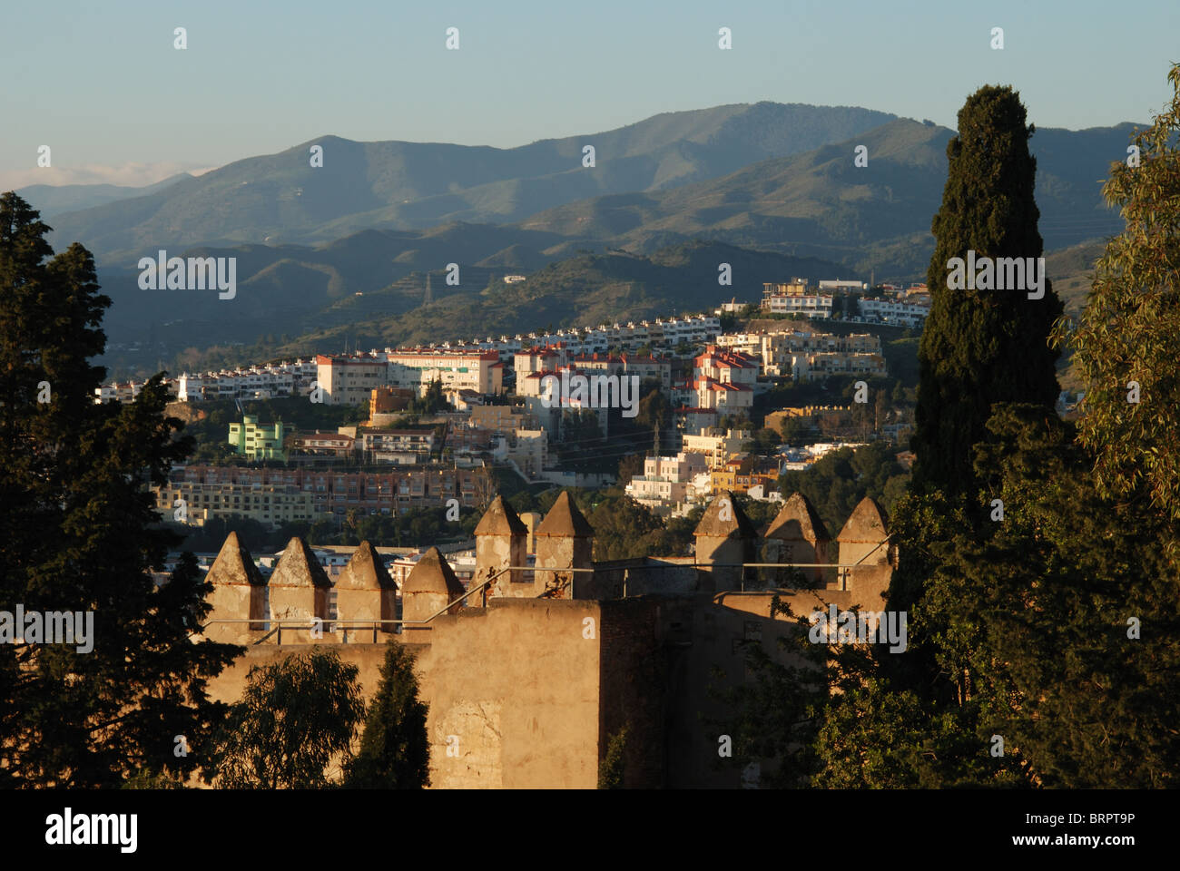 Castello merlature con vedute di città a posteriori e castello di Gibralfaro, Malaga, Costa del Sol, provincia di Malaga, Andalusia. Foto Stock