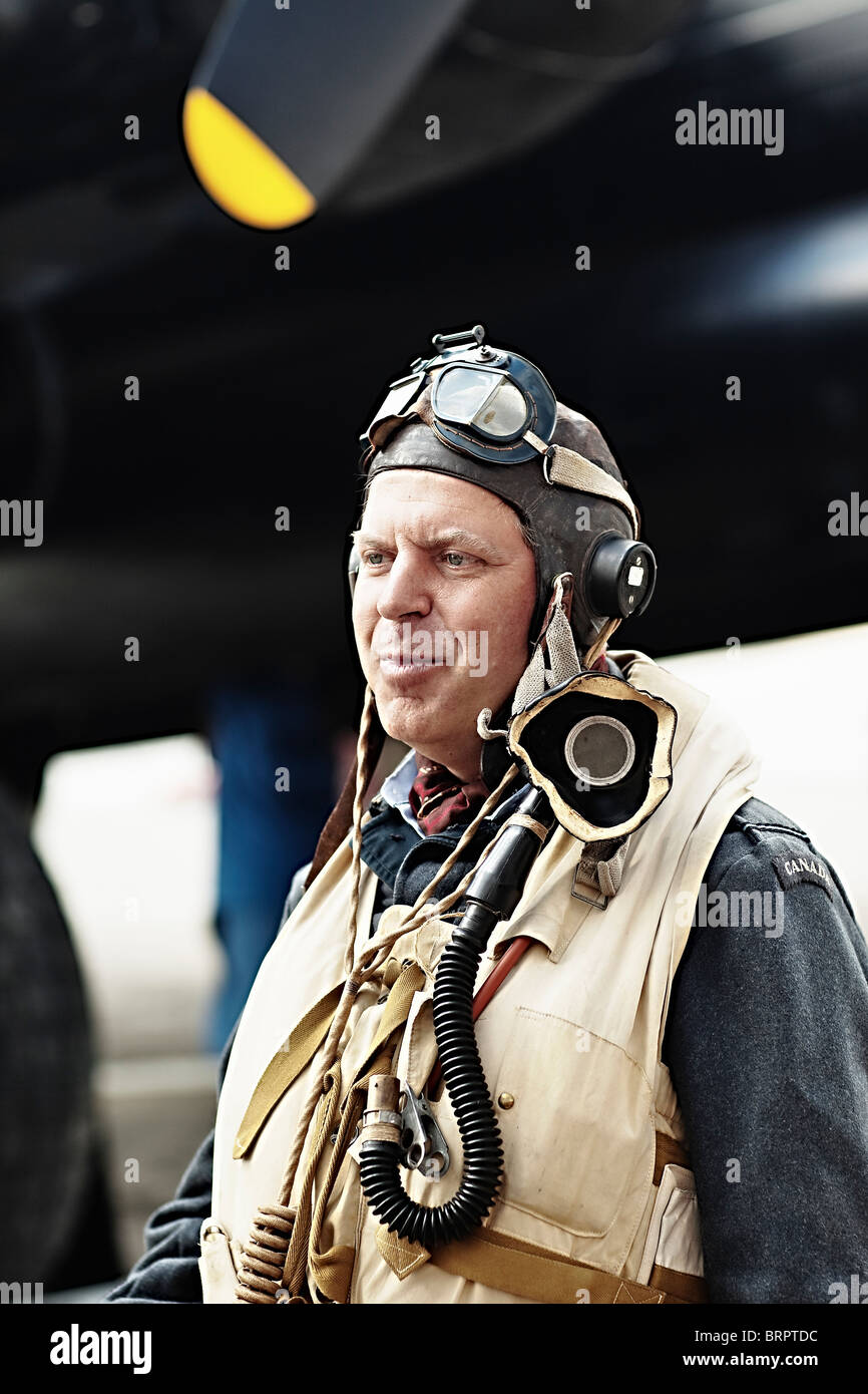 Il progetto pilota in comando di Lancaster bombardiere, vestito in guerra mondiale due tuta di volo, Winnipeg, Manitoba, Canada Foto Stock