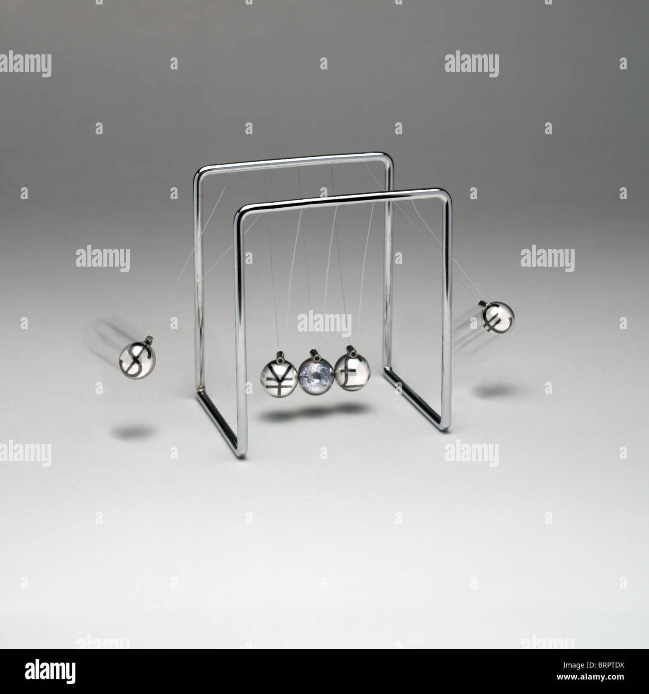 Di Newton a culla con i simboli di valuta. $ e € sono in movimento Foto Stock