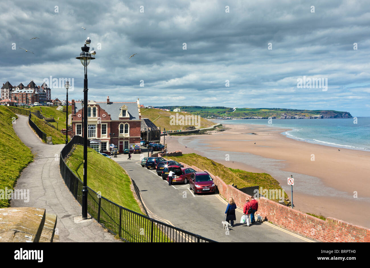 La spiaggia e la fascia costiera a Whitby, North Yorkshire, Regno Unito - North Promenade Foto Stock
