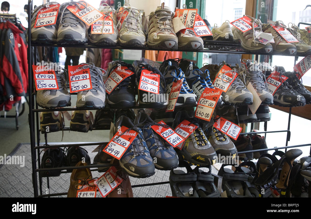 Regno Unito Rack di scarpe da trekking e scarponi ridotta per la vendita in un negozio aperto contribuisce a rendere accessibili a piedi Foto Stock