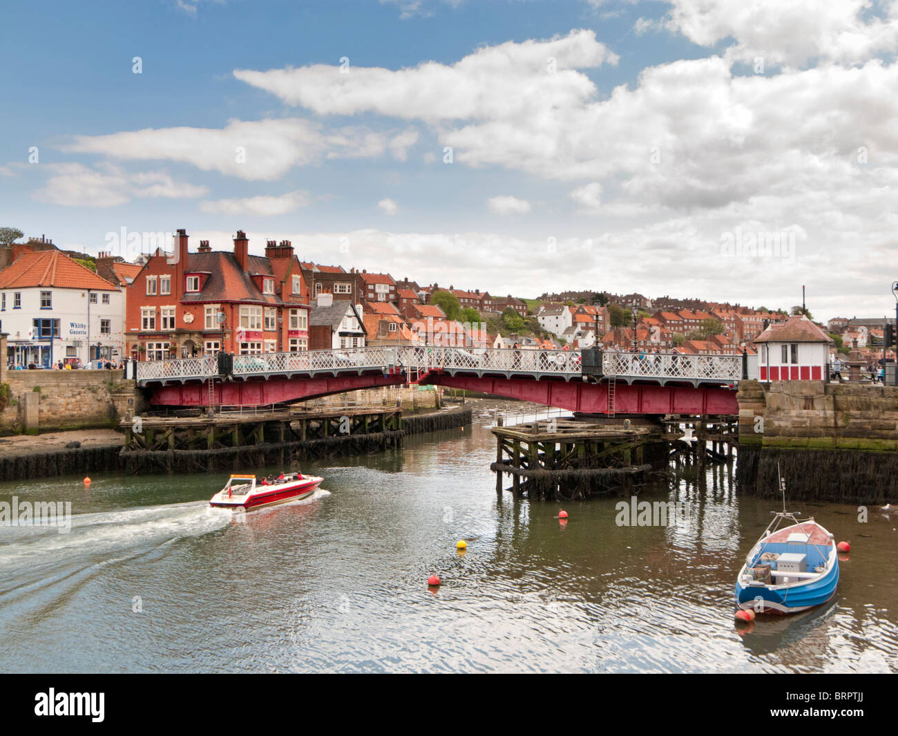 Swing ponte sul fiume Esk a Whitby, North Yorkshire, Inghilterra, Regno Unito Foto Stock