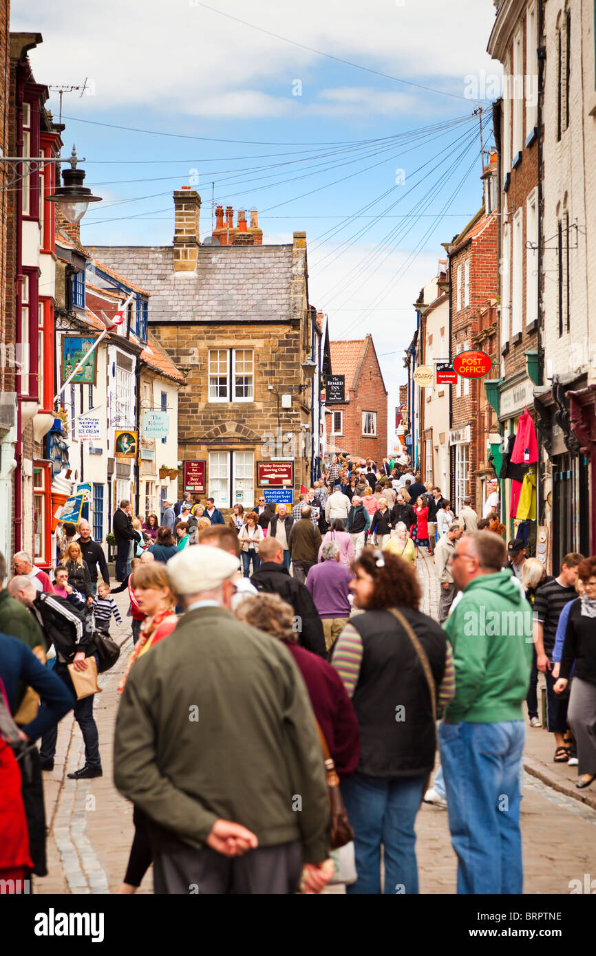 Affollata affollata strada commerciale in scena a Whitby Town Center, North Yorkshire, Inghilterra, Regno Unito Foto Stock