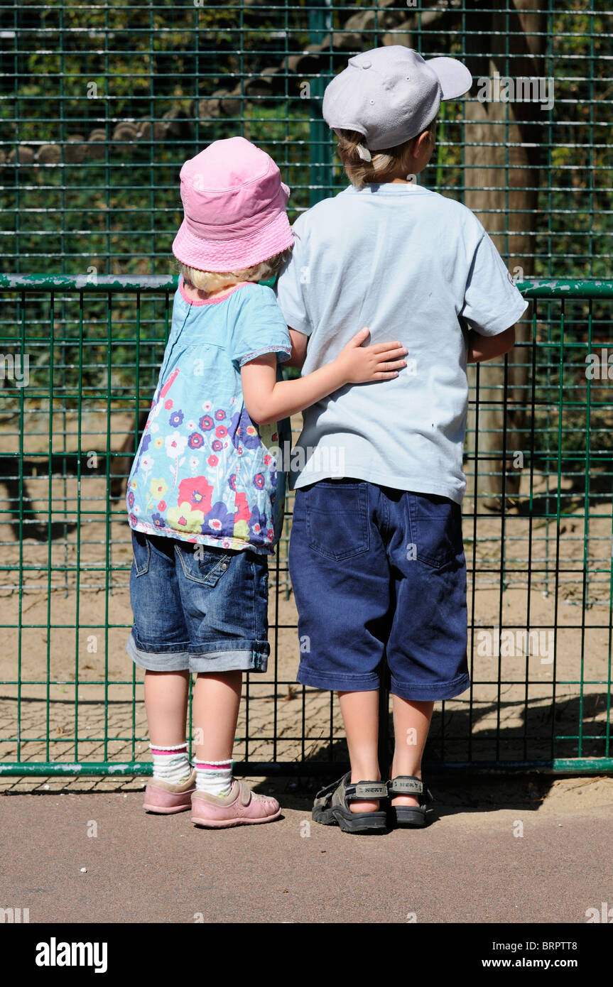 Stock Foto di due bambini a La Palmyre zoo in Francia. Foto Stock