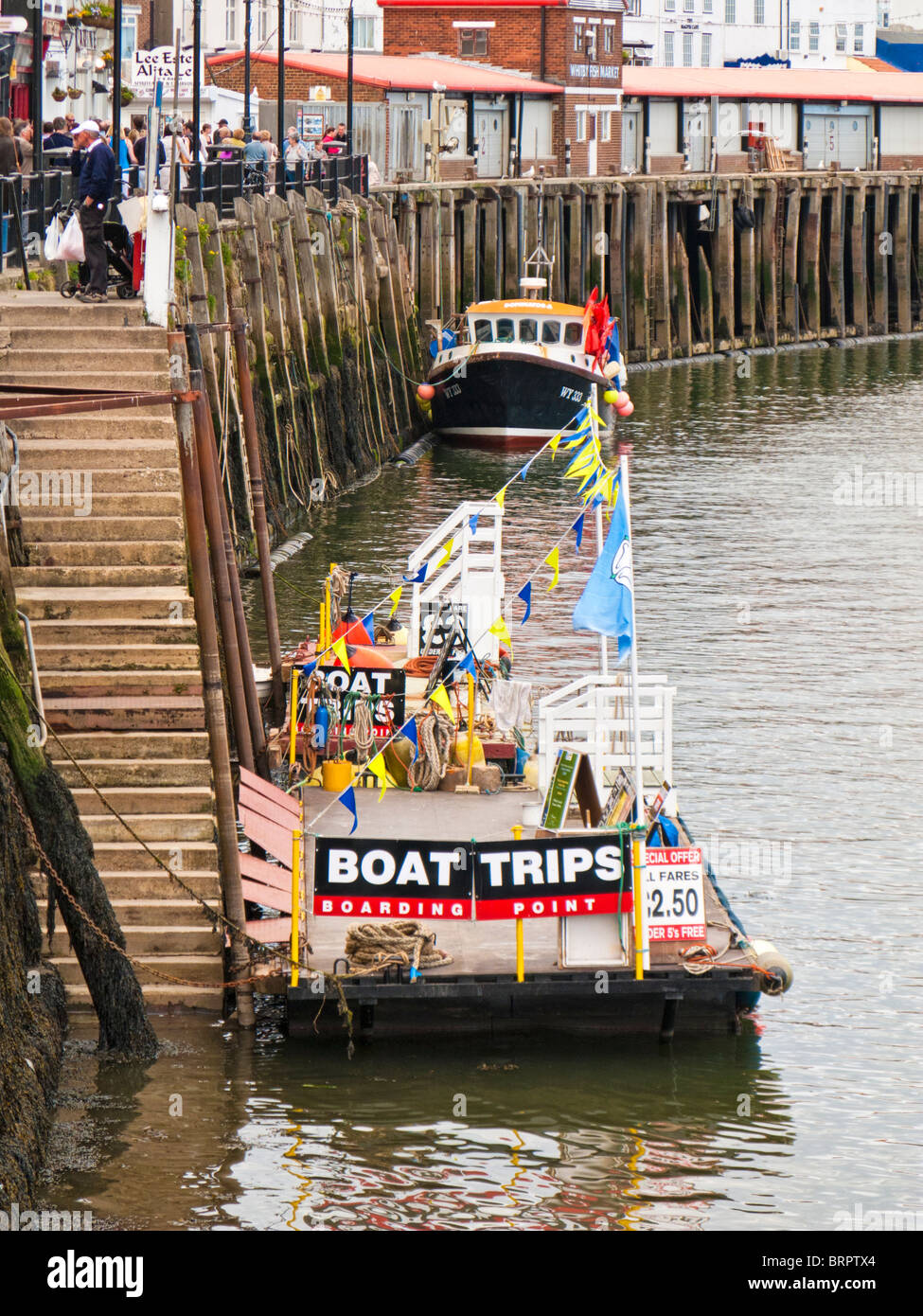 Gite in barca imbarco sul Esk a Whitby North Yorkshire England Regno Unito Foto Stock