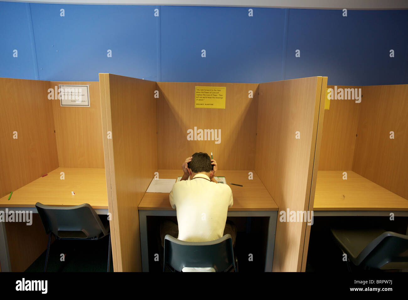 Gli alunni adolescenti prendendo lezioni in una unità separata per gli alunni che sistematicamente interrompere e disturbare le lezioni., Kent , U.K. Foto Stock