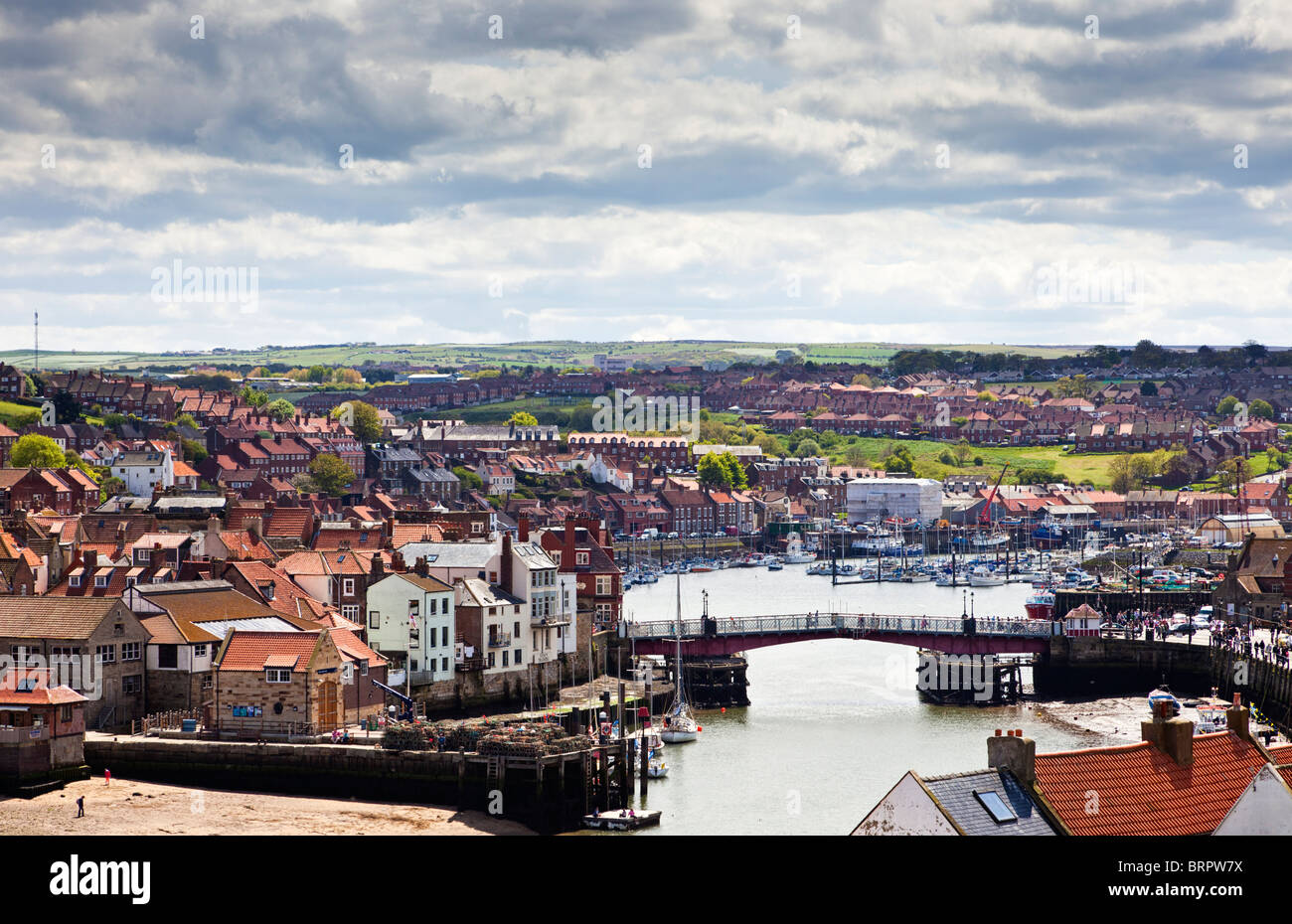 Città storica di Whitby, Yorkshire, vista dal ponte sospeso sul fiume Esk, North Yorkshire, Inghilterra, Regno Unito Foto Stock