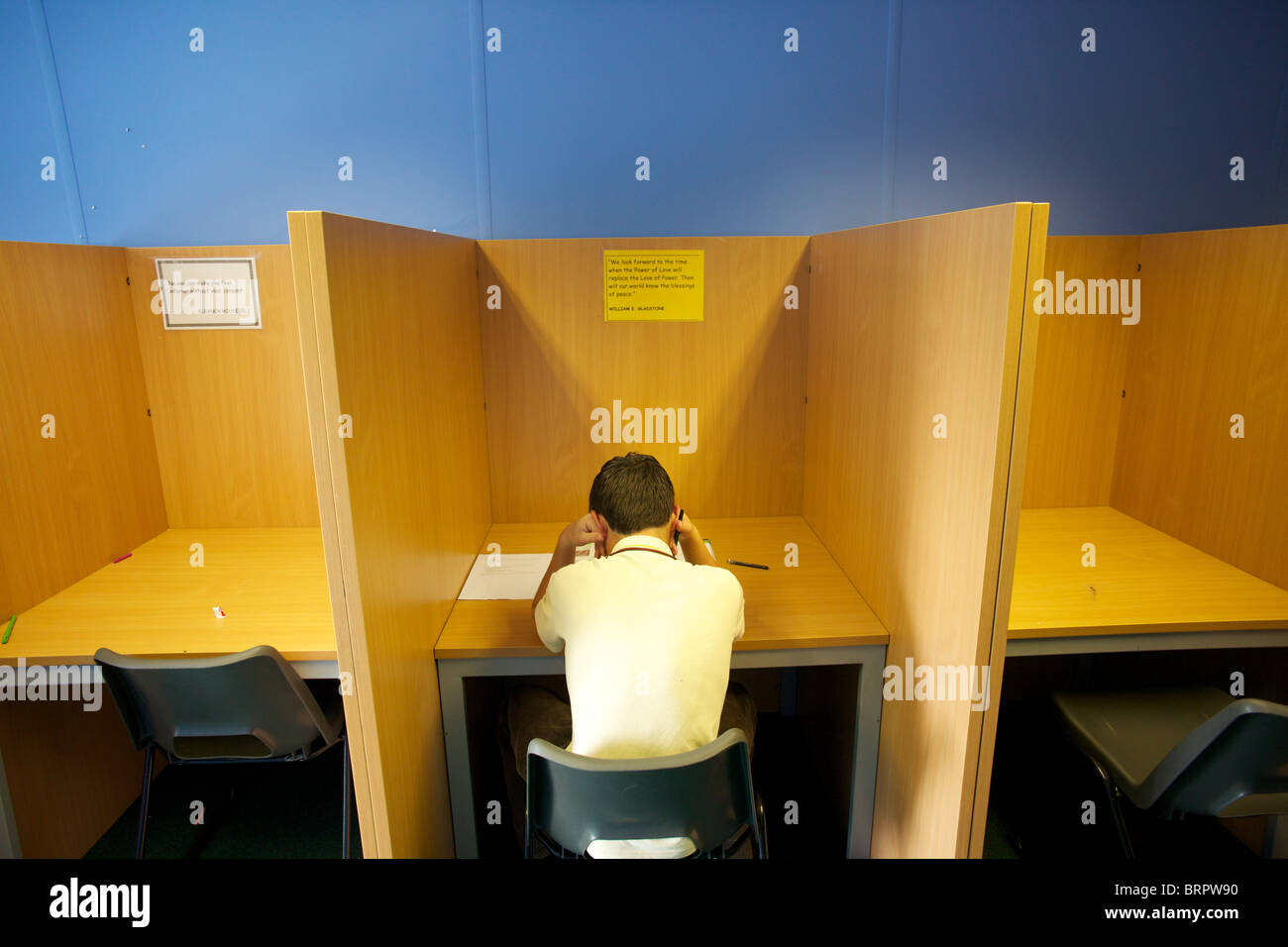 Gli alunni adolescenti prendendo lezioni in una unità separata per gli alunni che sistematicamente interrompere e disturbare le lezioni., Kent , U.K. Foto Stock