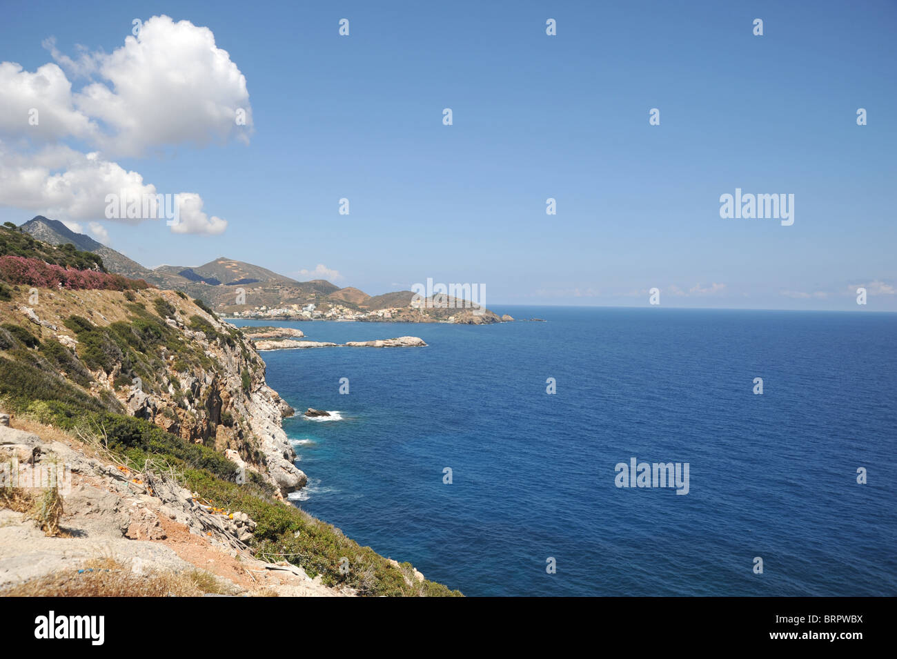 La rocciosa e ripida costa del nord di Creta, Creta. In lontananza la popolare cittadina turistica di Bali è appena visibile. Foto Stock