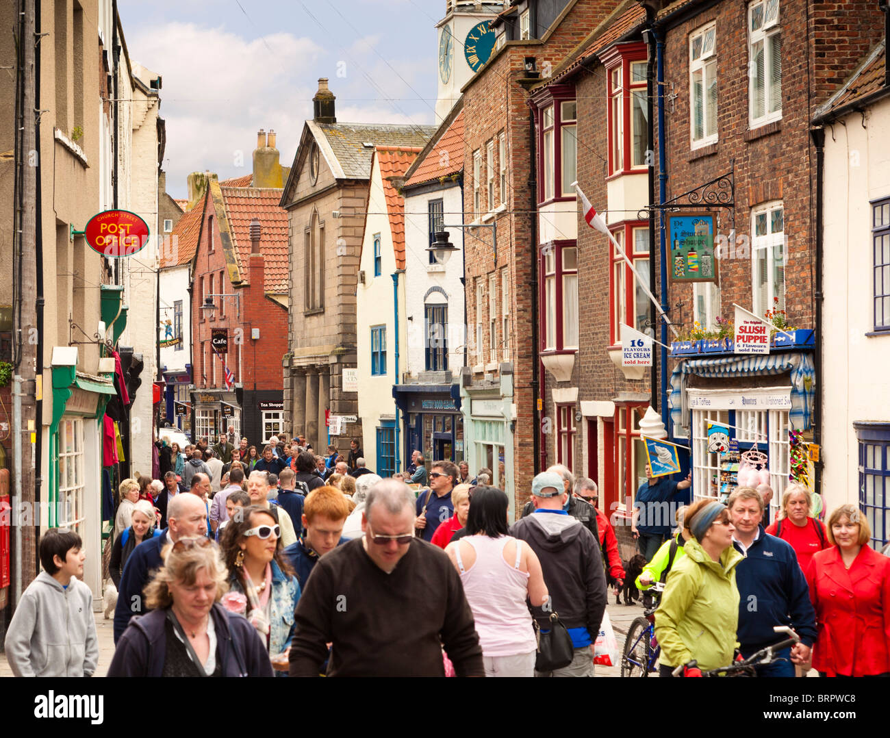Affollata affollata strada commerciale Whitby, North Yorkshire, Inghilterra, Regno Unito Foto Stock
