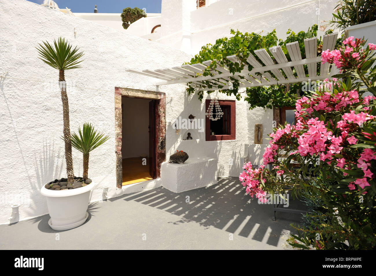 Coloratissima casa sull'isola greca di Santorini Foto Stock