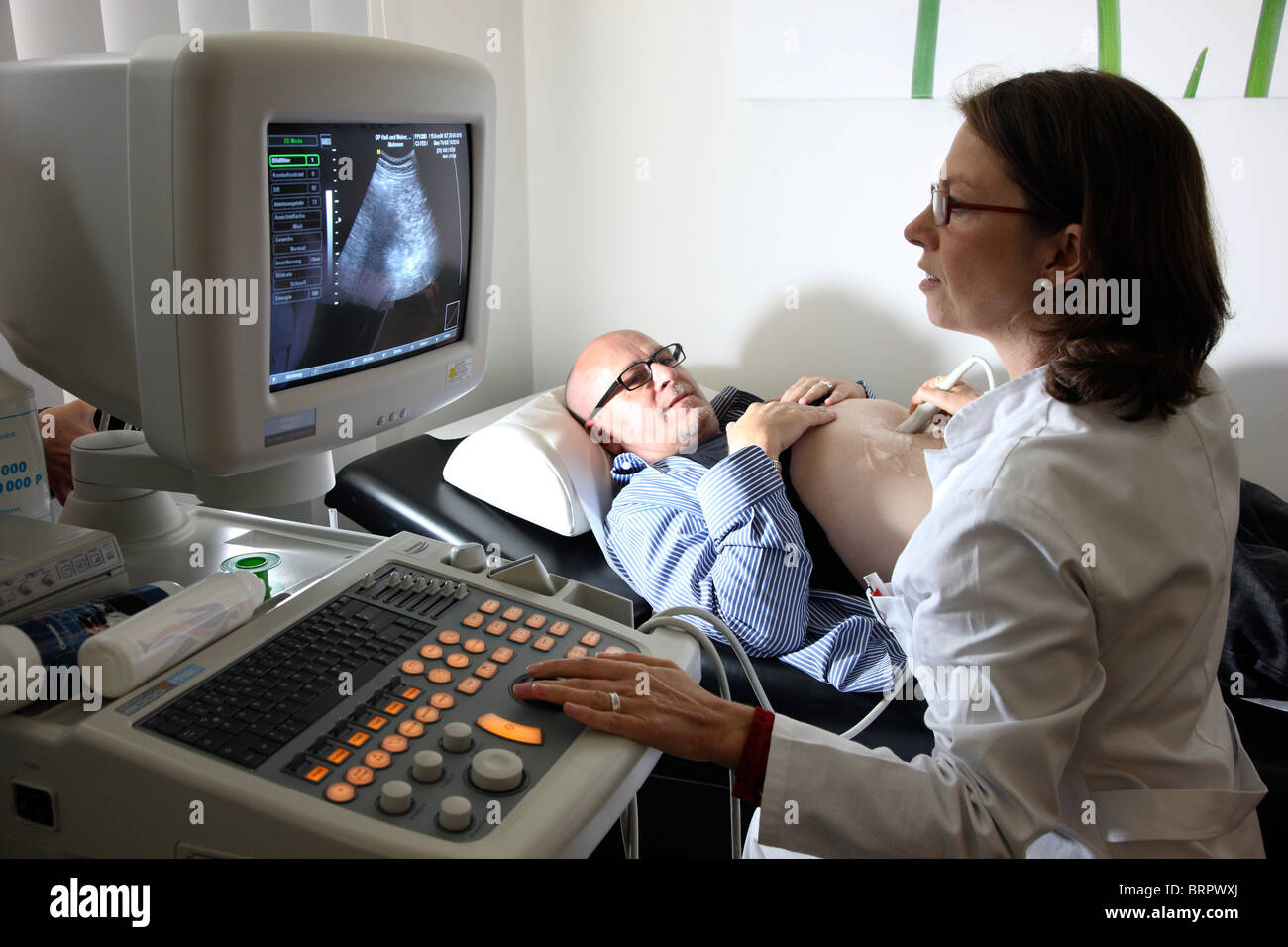 Scansione ad ultrasuoni di un paziente di sesso maschile, la pratica medica in una chirurgia medici. La scansione degli organi interni. Foto Stock