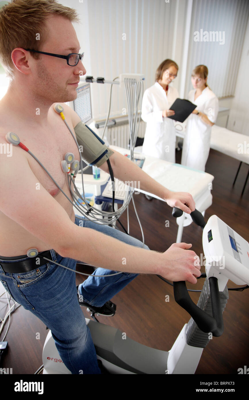 Ambulatorio medico, il controllo preventivo di un paziente. esercizio ecocardiografia , esercizio ECG, registrazione ECG su un cardio bike. Foto Stock