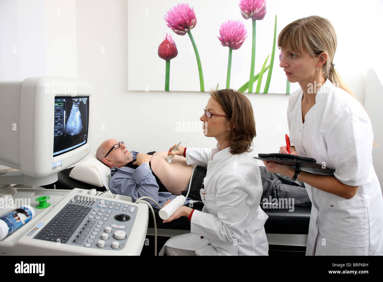 Scansione ad ultrasuoni di un paziente di sesso maschile, la pratica medica in una chirurgia medici. La scansione degli organi interni. Foto Stock