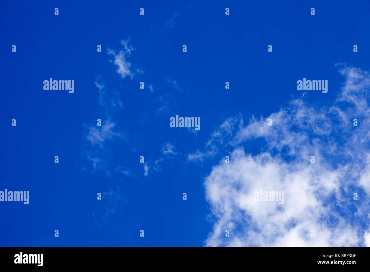 Cielo blu con nuvole cirrus cercando Foto Stock